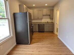 8 Lawton Pl, Unit 7 in Waltham, MA - Building Photo - Building Photo