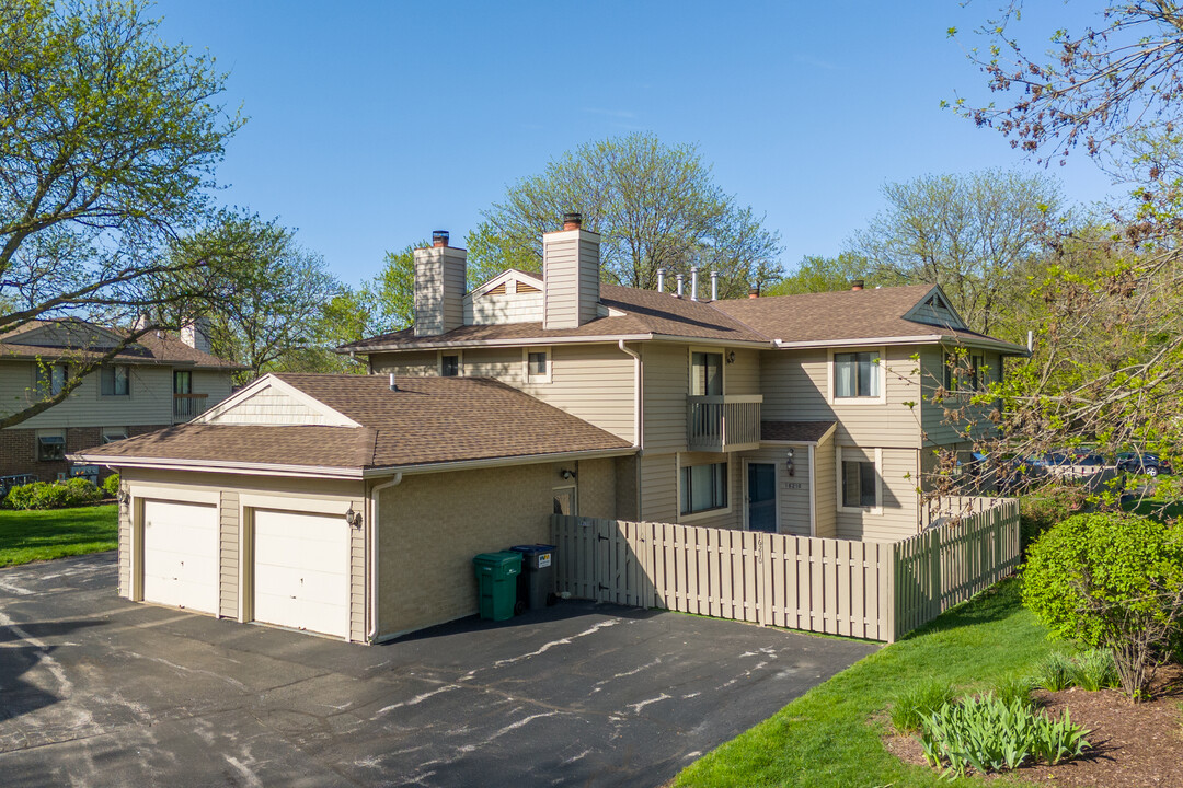 Coachlight Village Townhomes in New Berlin, WI - Foto de edificio