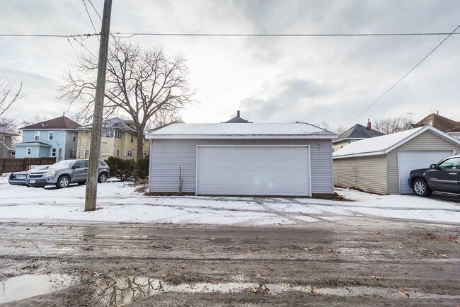 918 W 1st St in Waterloo, IA - Building Photo - Building Photo