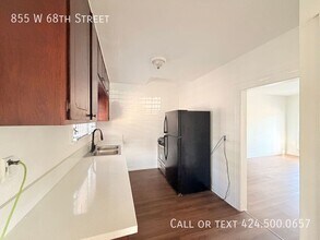 855 W 68th St in Los Angeles, CA - Building Photo - Building Photo