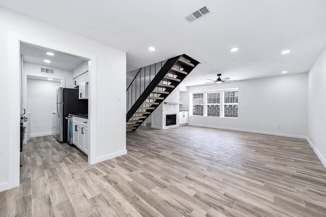 5532 Beverly Hill St