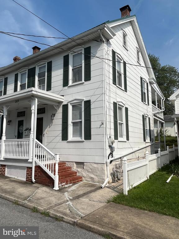 205 S Potomac St in Waynesboro, PA - Foto de edificio - Building Photo