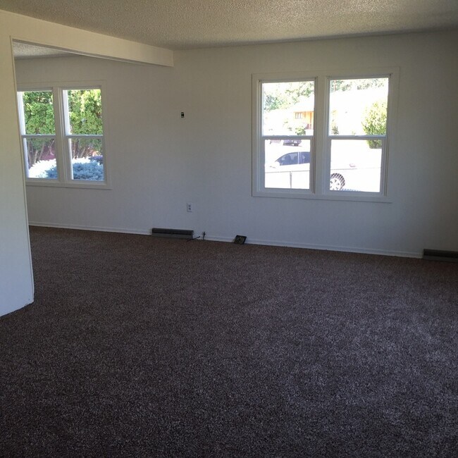 1347 Thayer Dr in Richland, WA - Building Photo - Building Photo