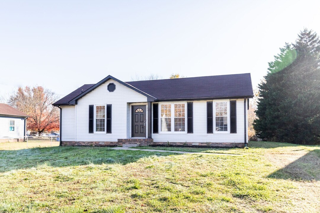 553 Lorie Ln in Clarksville, TN - Building Photo