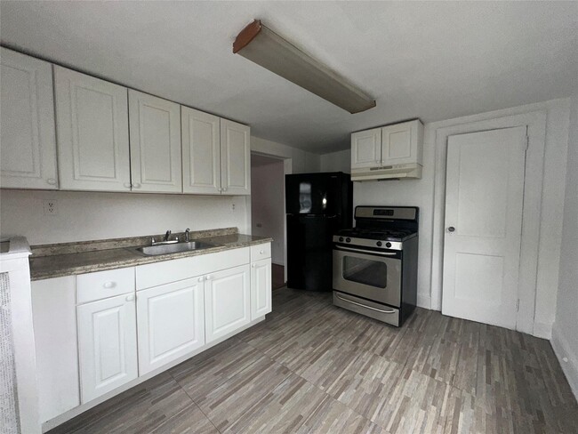 6 Florence Ave-Unit -3 in Oyster Bay, NY - Building Photo - Building Photo