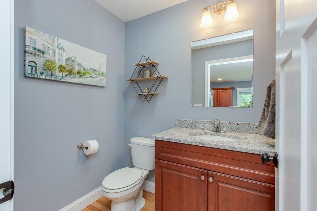 11 Rockingham Rd in Auburn, NH - Building Photo