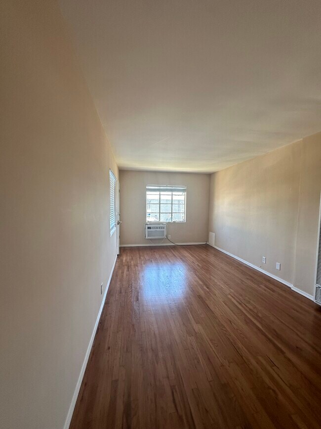 7303 Woodley Ave in Van Nuys, CA - Building Photo - Building Photo