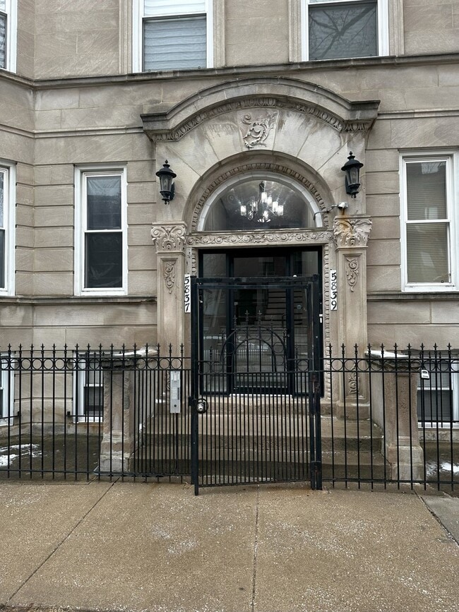 5837 S Calumet Ave in Chicago, IL - Building Photo - Building Photo