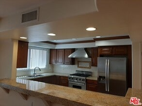 10390 La Grange Ave in Los Angeles, CA - Building Photo - Building Photo