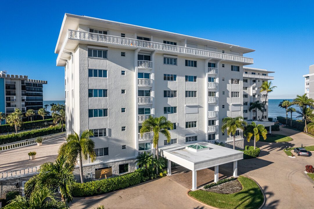 Regency Towers East in Naples, FL - Foto de edificio