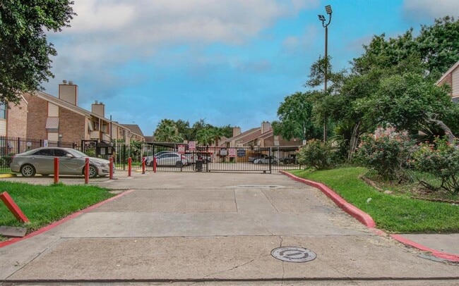 10202 Forum Park Dr in Houston, TX - Building Photo - Building Photo