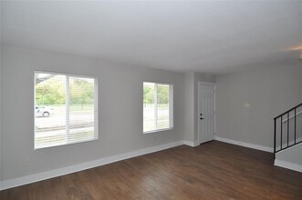 754 Memorial Mews St-Unit -B in Houston, TX - Building Photo - Building Photo