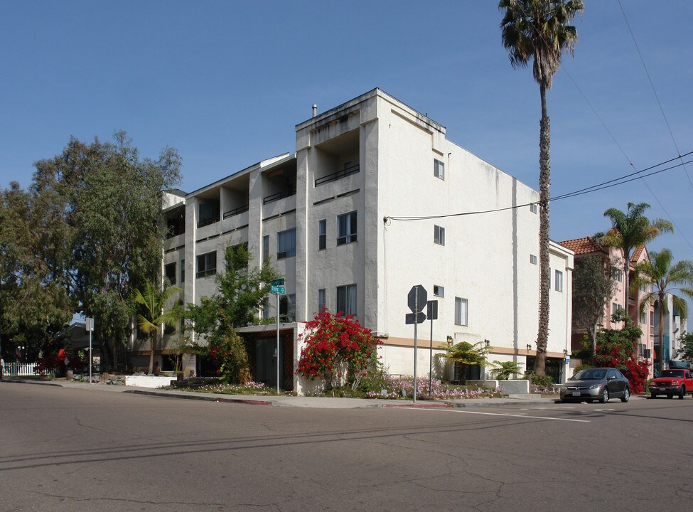 Cedar Crest Apartments in San Diego, CA - Building Photo