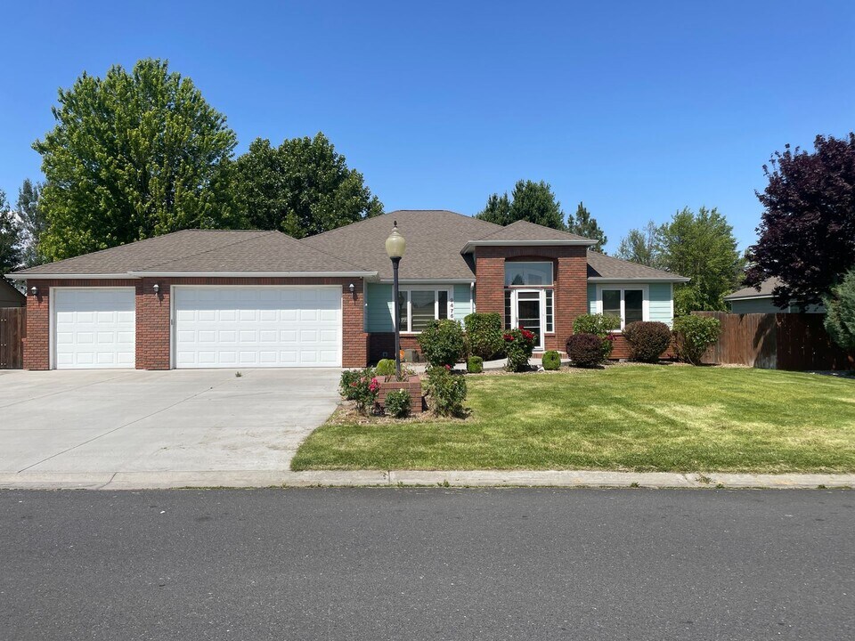 9476 Viewcrest Rd in Moses Lake, WA - Building Photo