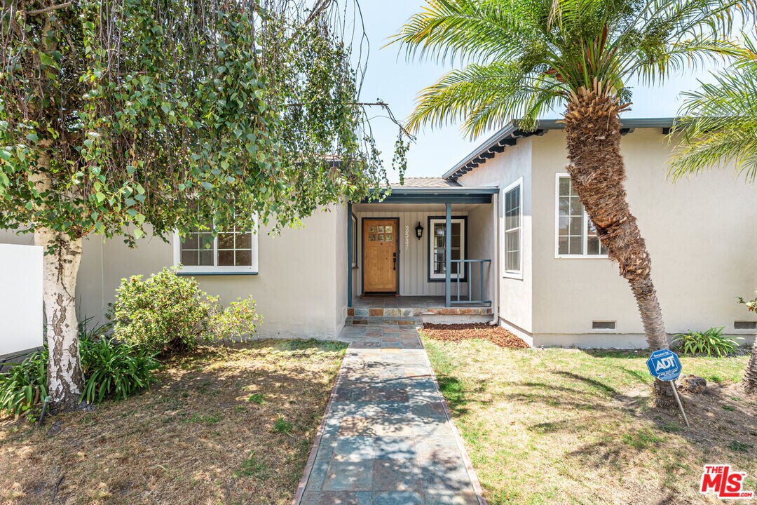 2537 Cotner Ave in Los Angeles, CA - Building Photo