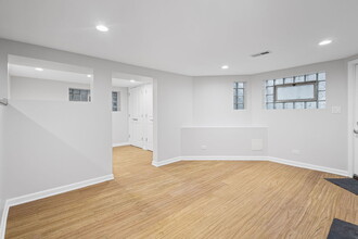 1029 W Irving Park Rd in Chicago, IL - Foto de edificio - Building Photo