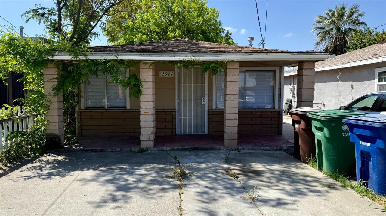 13927 Hwy Ave in Armona, CA - Building Photo