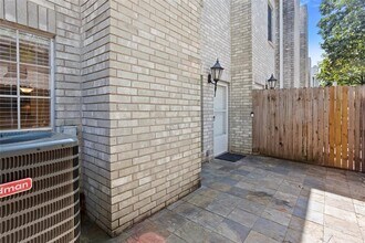 17589 Red Oak Dr in Houston, TX - Building Photo - Building Photo