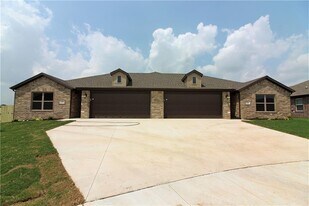 471 Barbet Dr in Centerton, AR - Building Photo