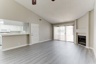 830 N Sloan Ln in Las Vegas, NV - Foto de edificio - Building Photo