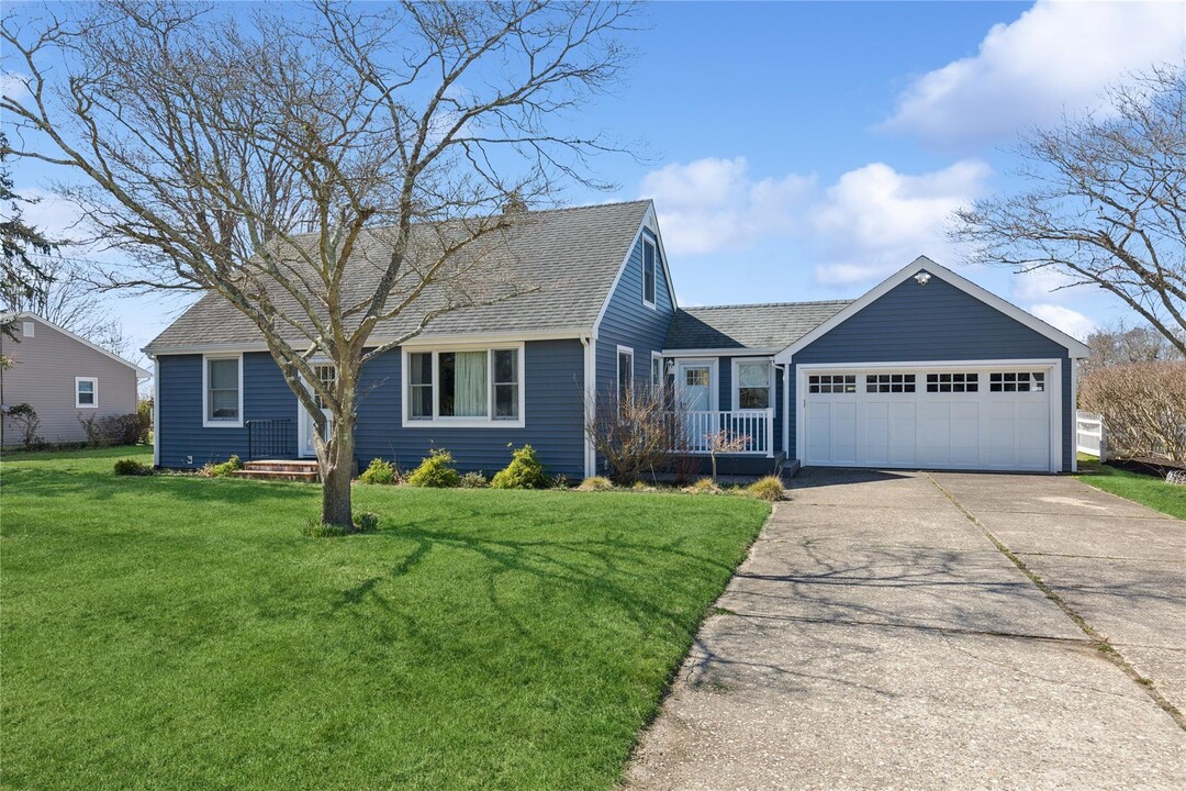 1110 Gillette Dr in East Marion, NY - Building Photo