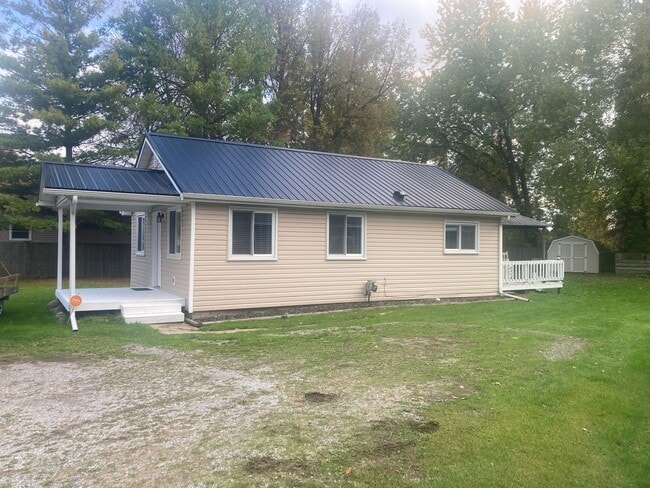 990 Pine Rd in Bay City, MI - Foto de edificio - Building Photo