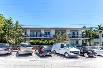 946-948 Bay Dr in Miami Beach, FL - Building Photo - Building Photo