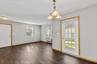 1809 Silverstone Dr in Carpentersville, IL - Building Photo - Building Photo