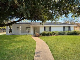 1206 Holleman Dr in College Station, TX - Building Photo