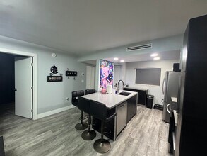 8400 SW 133rd Avenue Rd, Unit #209 in Miami, FL - Foto de edificio - Building Photo