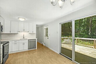 515 Newtown Turnpike in Weston, CT - Building Photo - Building Photo