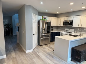 406 E Center St in Anaheim, CA - Building Photo - Building Photo