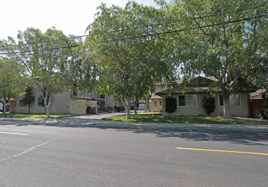 1054 Jefferson Ave in Clovis, CA - Building Photo