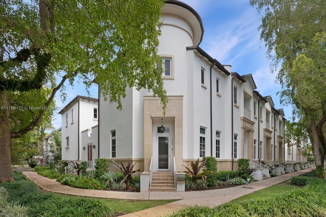 649 Santander Ave in Coral Gables, FL - Building Photo