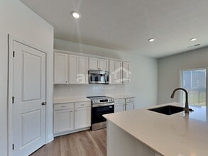 305 Pne Hl Ct in Delaware, OH - Building Photo - Building Photo