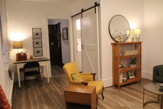 121 E Pomfret St, Unit #1 in Carlisle, PA - Foto de edificio - Building Photo