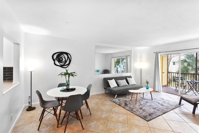 251 S Cypress Rd in Pompano Beach, FL - Foto de edificio - Building Photo