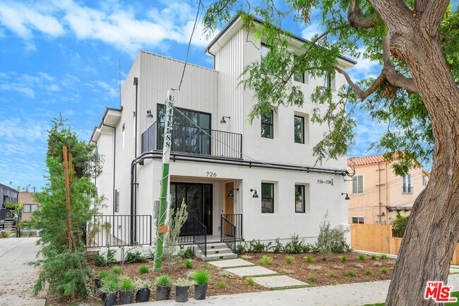 728 Robinson St in Los Angeles, CA - Foto de edificio - Building Photo