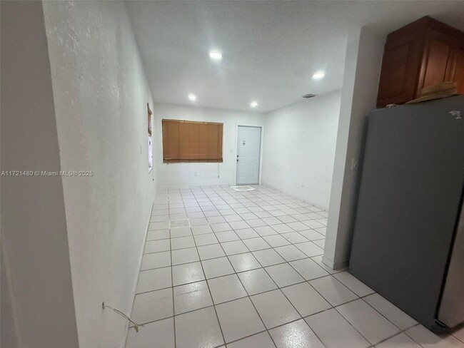 526 E 54th St in Hialeah, FL - Building Photo - Building Photo