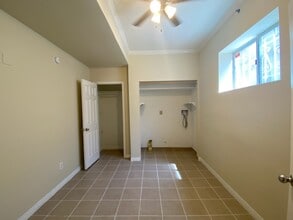 7020 Lennox Ave, Unit 7 in Van Nuys, CA - Foto de edificio - Building Photo
