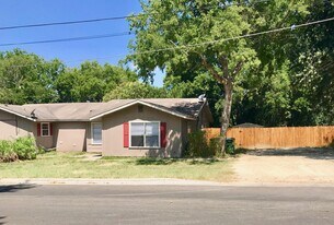 101-103-103 Lockhart St in San Marcos, TX - Building Photo