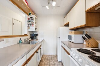 44 Grove St, Unit 9 in Boston, MA - Foto de edificio - Building Photo