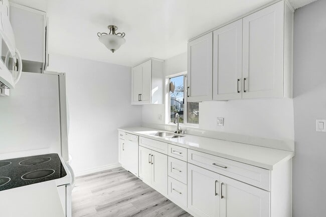 12246 Montana Ave in Los Angeles, CA - Building Photo - Building Photo