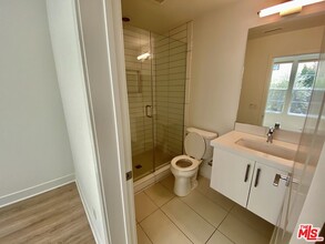10732 Bloomfield St in Los Angeles, CA - Building Photo - Building Photo