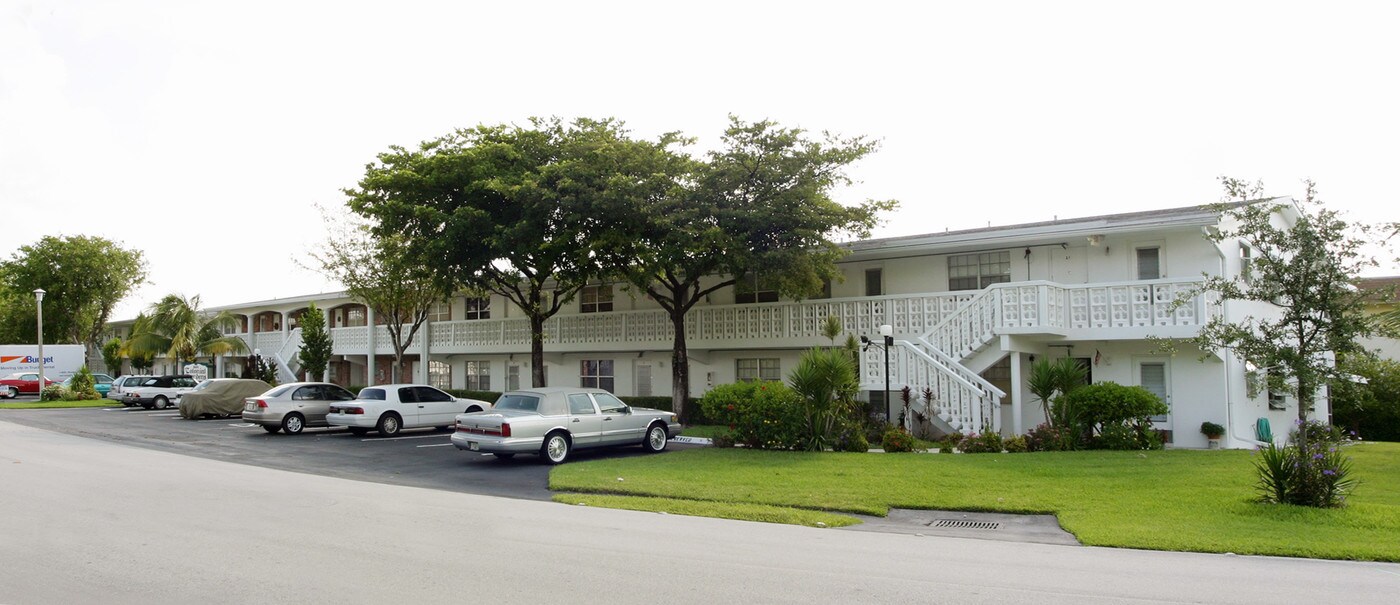 Colonial Gardens in Pompano Beach, FL - Building Photo