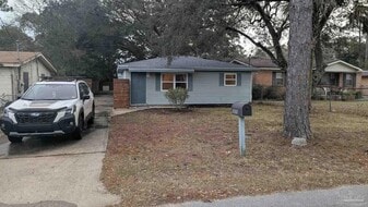 1010 Hawthorn Dr in Pensacola, FL - Building Photo