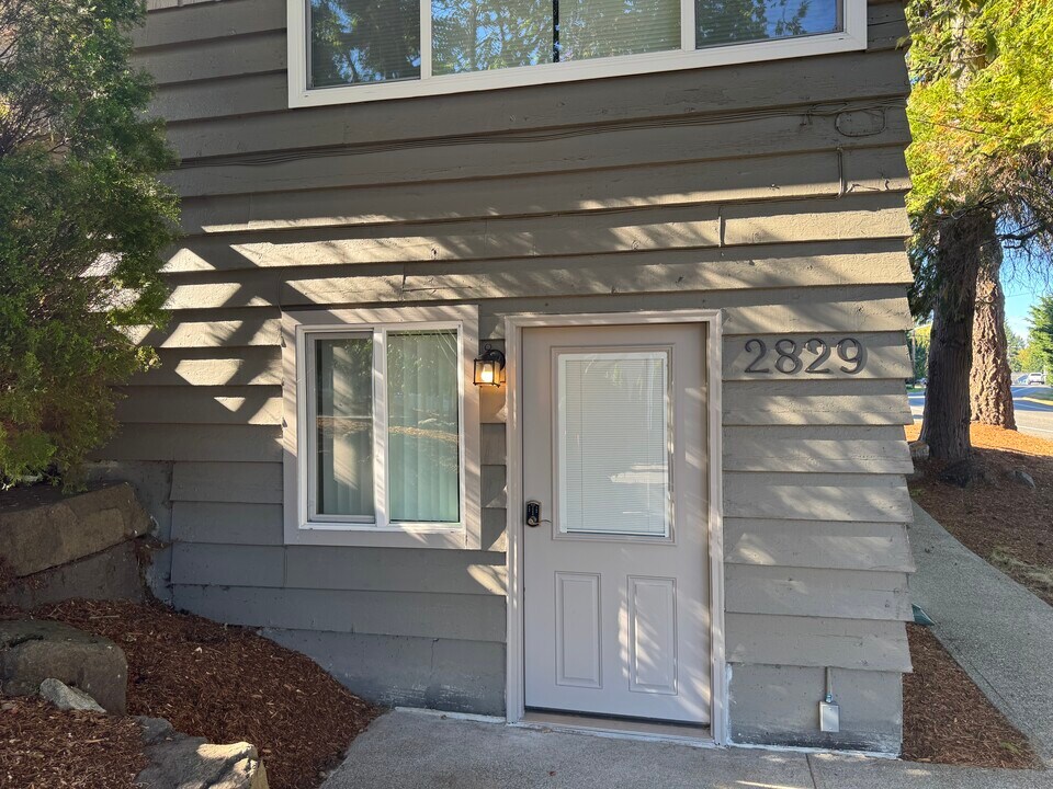 2829 Larch Way in Lynnwood, WA - Foto de edificio