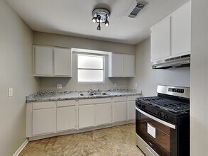 4726 Pine St in Seabrook, TX - Building Photo - Building Photo