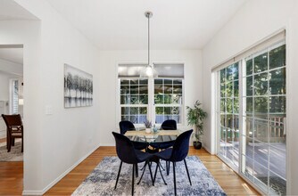 2541 Lynnwood Ave NE in Renton, WA - Building Photo - Building Photo