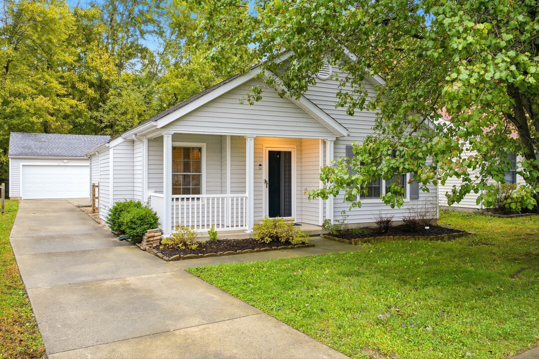 6423 Hunters Creek Blvd in Louisville, KY - Building Photo